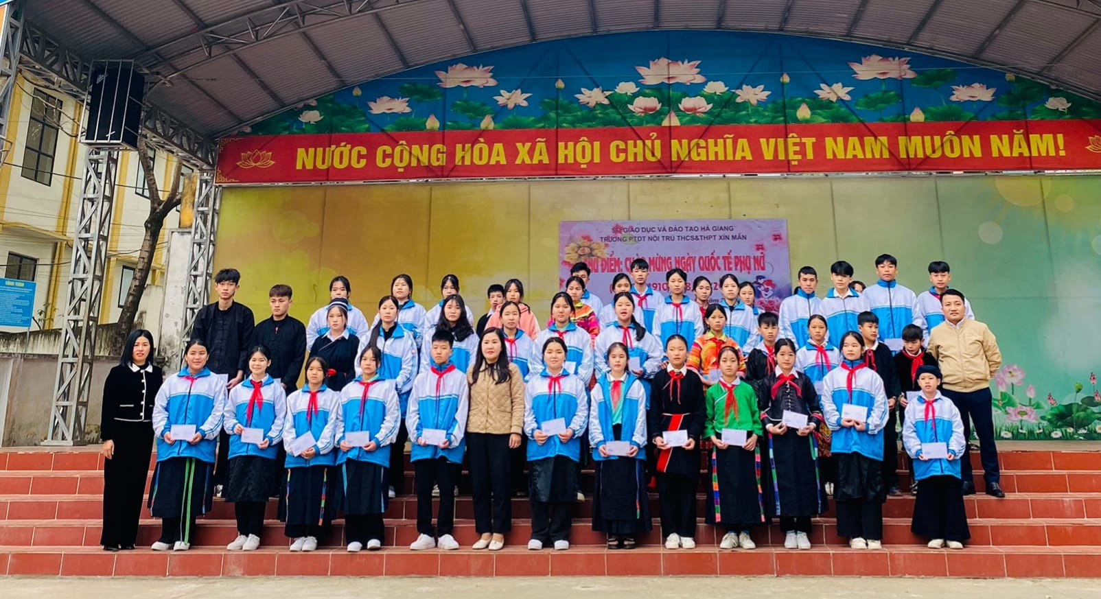 Sinh hoạt dưới cờ chào mừng kỷ niệm Ngày Quốc tế Phụ nữ 8/3